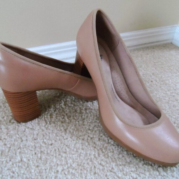 Clark’s High Heel Beige  Shoes - Size 7.5 - Picture 3 of 13